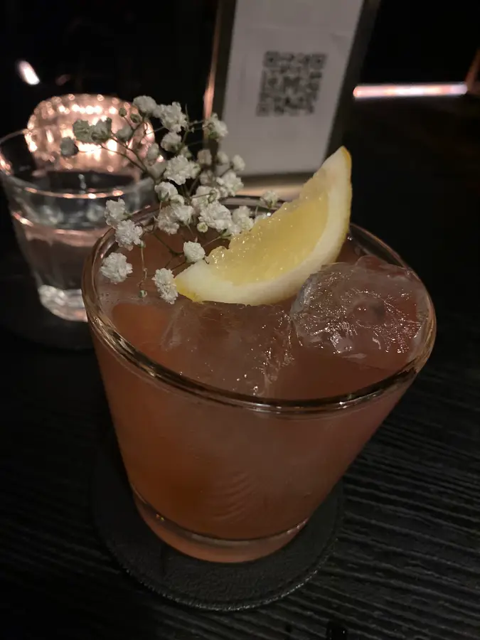 Roséfarbener Drink mit Zitrone und Schleierkraut